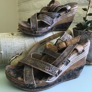 Casual but sexy Bed Stu wedges!